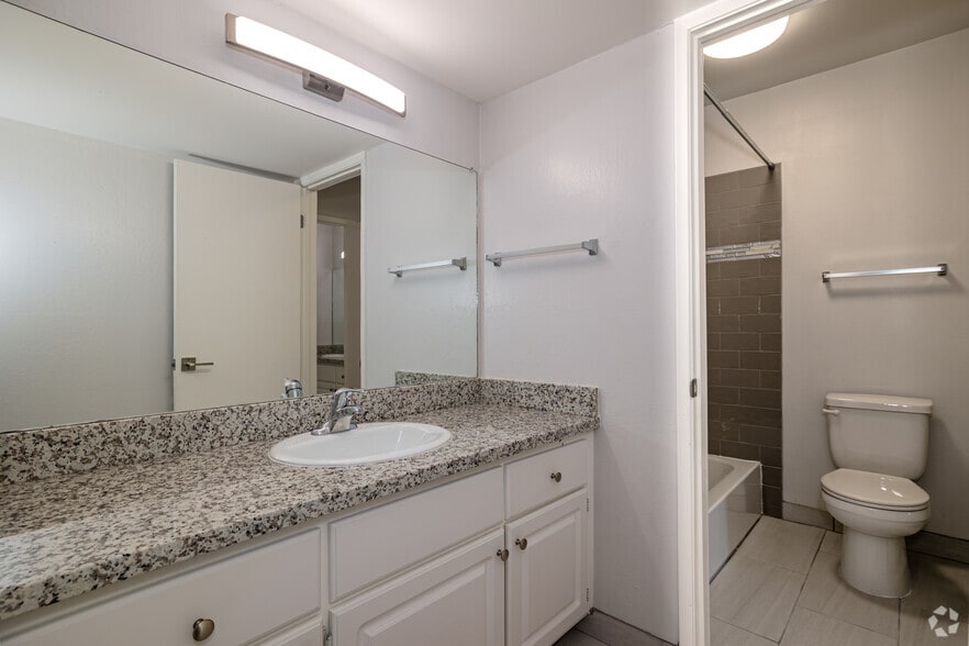 2BR, 1BA - 1,048SF - Riverside Gardens