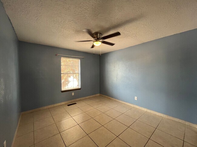 Building Photo - Spacious 3 Bedroom 2 Bathroom Home in the ...