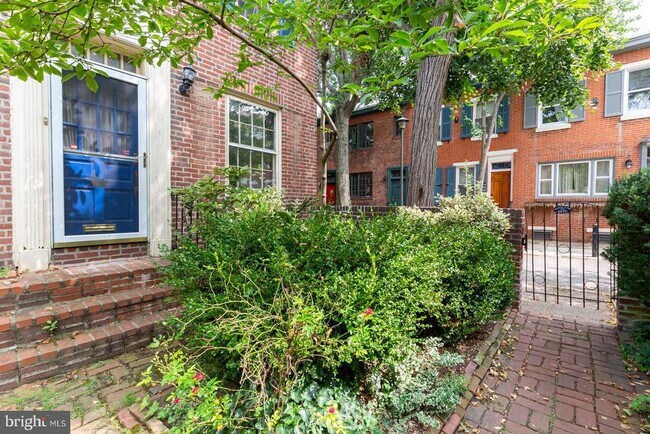 Building Photo - 404 S Croskey St