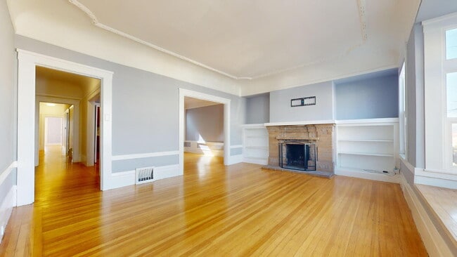 Building Photo - SPACIOUS  2BR + 1 BA WITH BONUS SUNROOM AND IN- UNIT LAUNDRY IN THE RICHMOND.