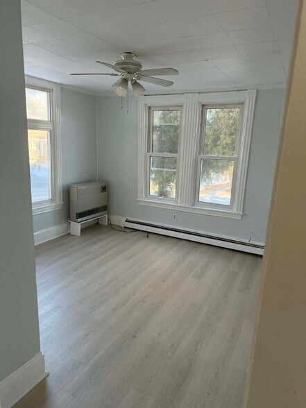 Building Photo - 242 Lincoln St