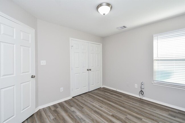 Building Photo - 946 Oak Falls Dr