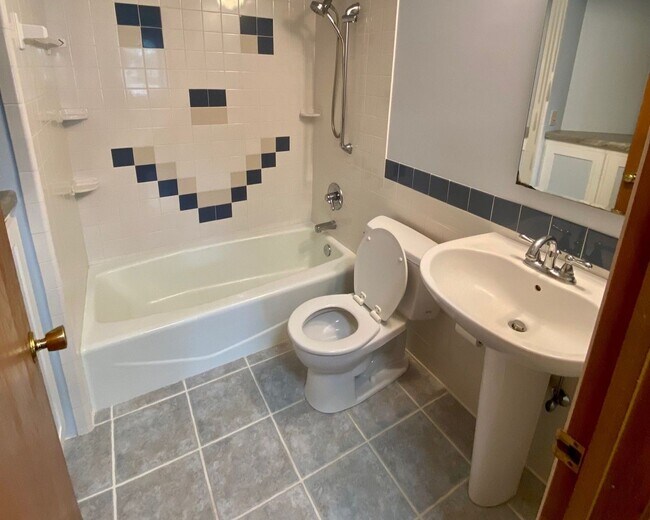 Building Photo - Nice 3 Bedroom house on the river front in Hudson