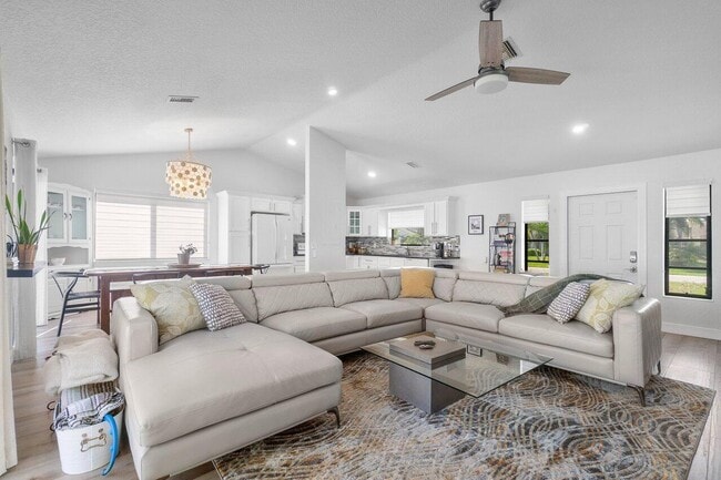 Building Photo - 6085 Robinson St