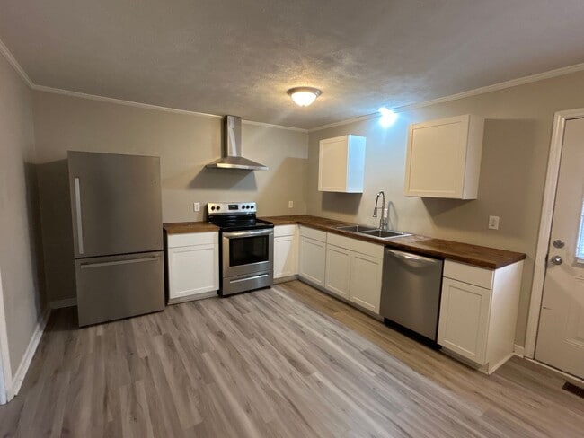 Building Photo - NEW LISTING!!!!!