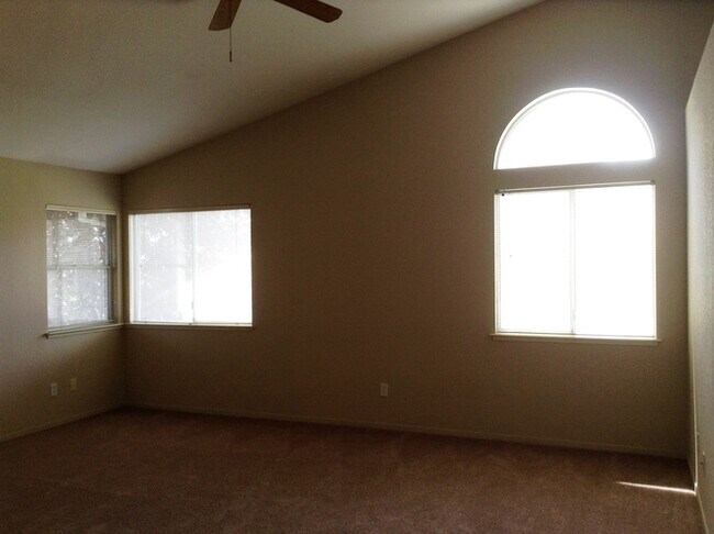 Building Photo - Beautiful 5 bedroom 3 bath home located in Antelope!