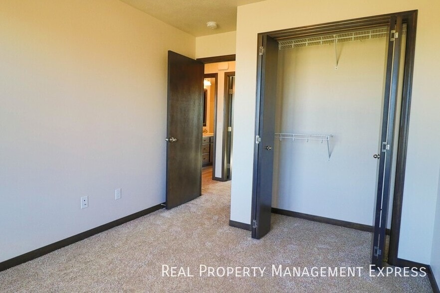 Building Photo - 3 Bedroom 1.5 Bathroom Townhome w/ Double Stall Attached Garage on the West side of Sioux Falls