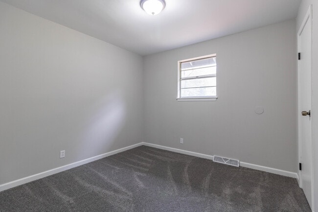 Building Photo - 5714 N Maple Ct