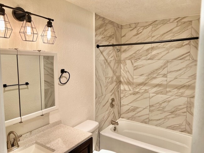 Building Photo - AVAILABLE NOW! 3BD 1.75 BATH SINGLE STORY HOME LARGE CORNER LOT