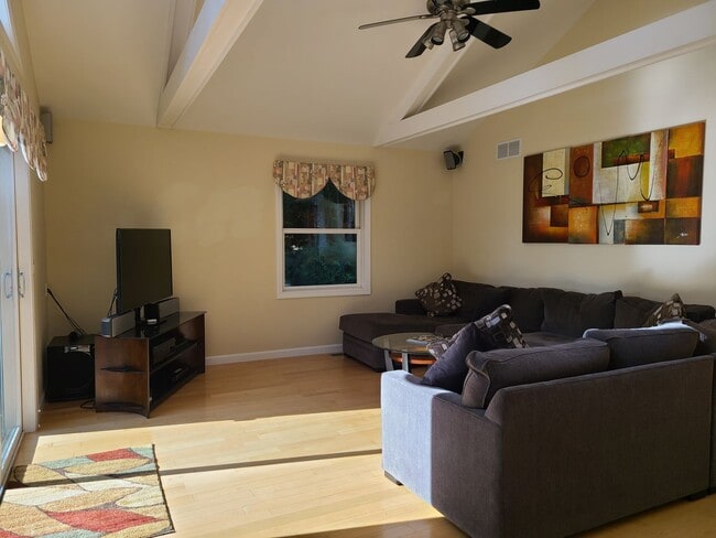 Building Photo - Beautiful 3 Bedroom House - Cozy Up This W...
