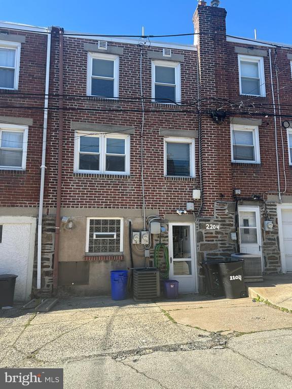 Building Photo - 2204 Lynn Blvd