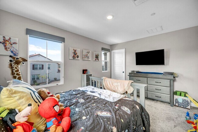 Building Photo - Spacious 5-Bedroom Home with Loft, Pool & Mountain Views