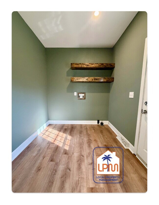 Building Photo - Spacious 3-Bed Retreat with Granite Kitchen & Cozy Fireplace