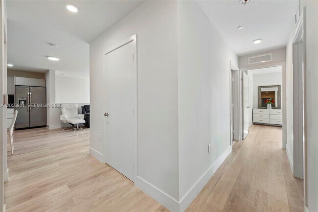 Building Photo - 2505 NE 193rd St