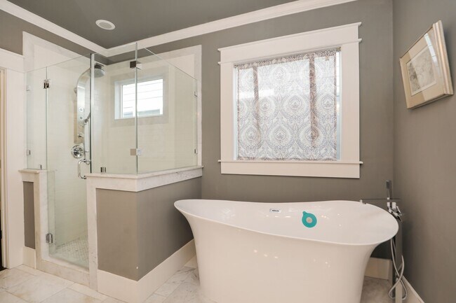 Building Photo - 907 E 25th St