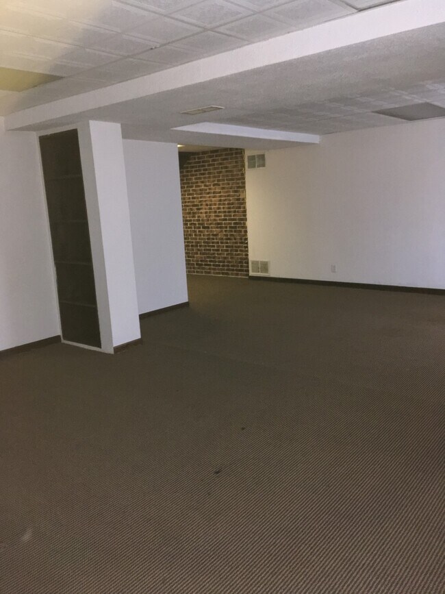 Building Photo - Large Ranch House