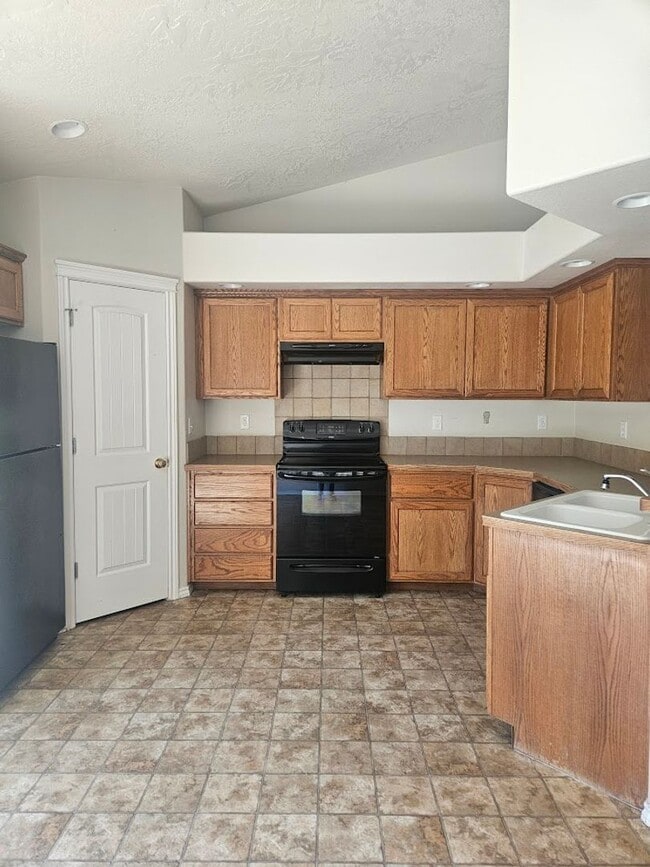 Building Photo - 4 Bedroom Home Close to Settlers Park