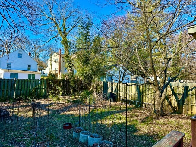 Building Photo - 4 Bed + 2 Bath - Screened in Porch! Pets W...
