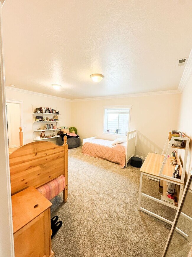Building Photo - Beautiful Custom Home For Rent In Rexburg!