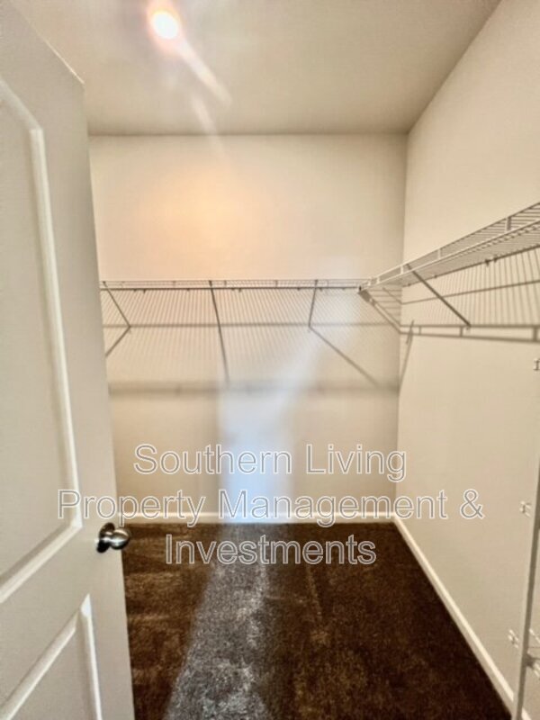 Building Photo - 6985 Waterstone Dr