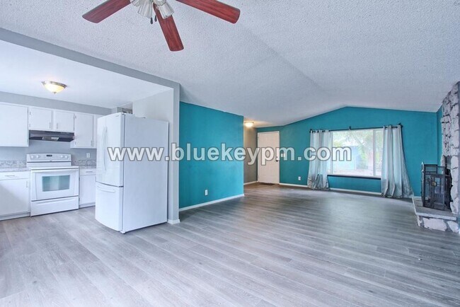 Building Photo - 3 Bed, 2 Bath Home Off SR 500 at NE 54th A...