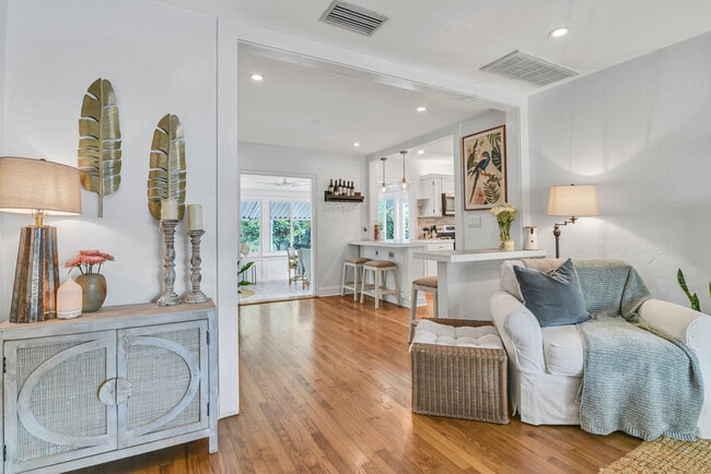 Building Photo - 1517 N Palmway