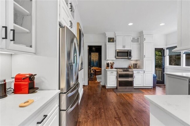 Building Photo - 663 Yorkshire Rd NE