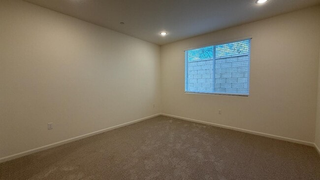 Building Photo - 2153 N Renn Ave