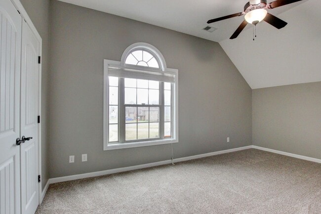 Building Photo - Executive Home on Cul de sac off exit 8.  Hurry.