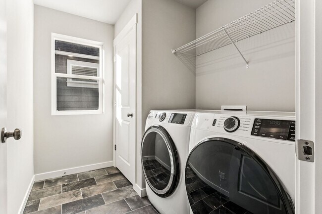 Building Photo - Modern 5-Bedroom, 3 bath home in Port Orchards Stetson Heights Neighborhood