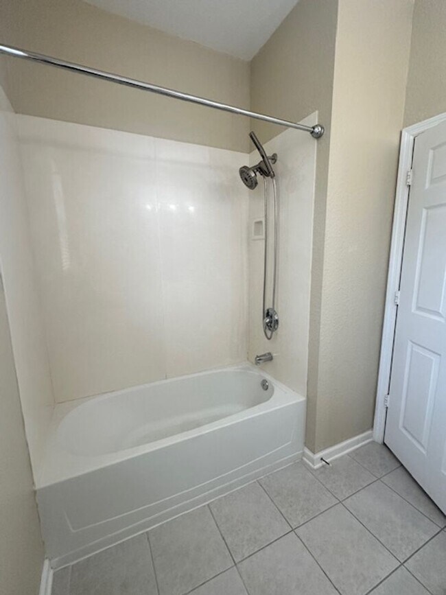 Building Photo - Spacious 3/2 Condo with Pond View!