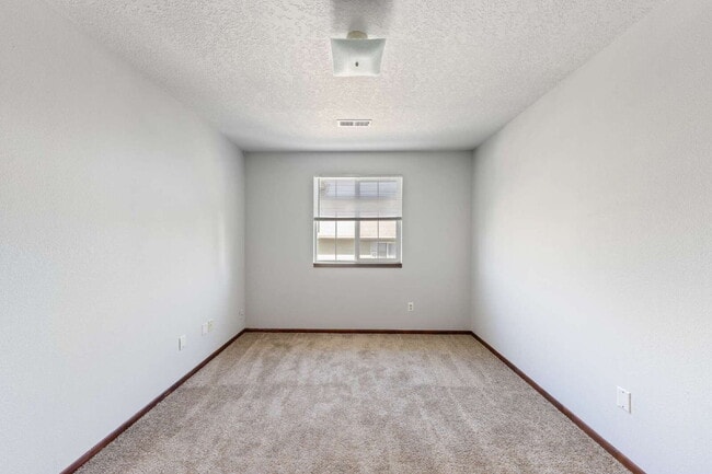 Building Photo - Spacious Townhome 3 Bedrooms plus office!