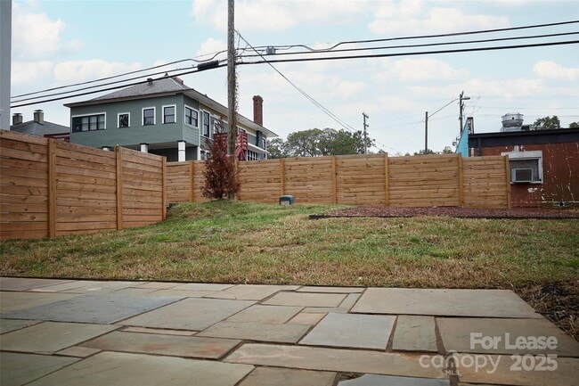 Building Photo - 1302 E 10th St