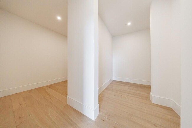 Building Photo - 2425 Peachtree Rd