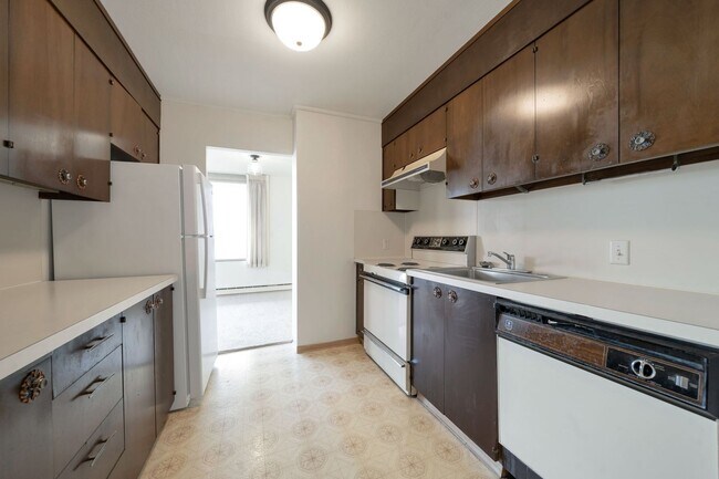 Building Photo - Stunning Queen Anne south slope condo with parking