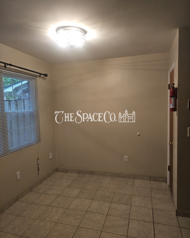 Building Photo - "Charming 2-Bed Townhouse Retreat on Fleming Road – Spacious Comfort in Charleston!"