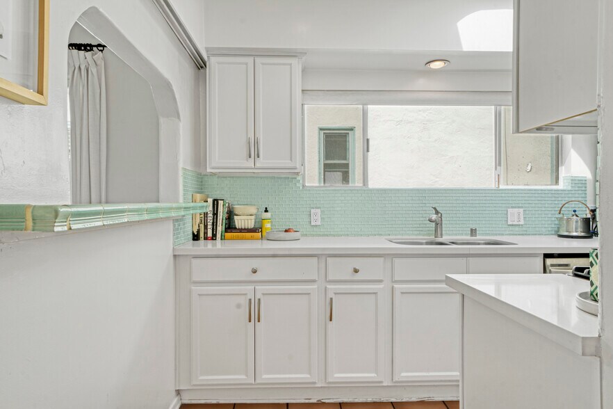 Kitchen - 2000 Washington Ave