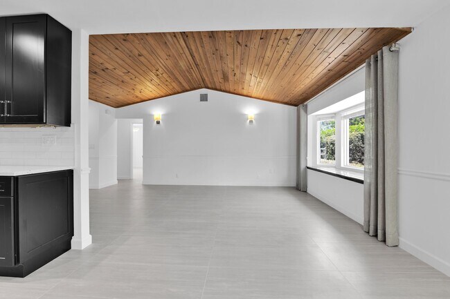 Building Photo - 908 NE 8th Ave