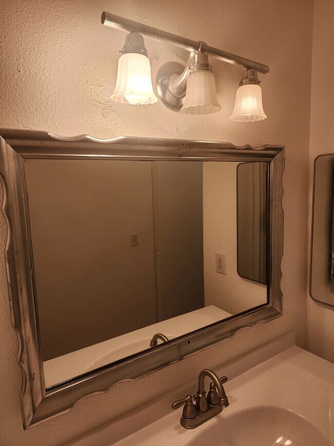 Building Photo - 3 bedroom/ 2 bath condo 1st floor condo