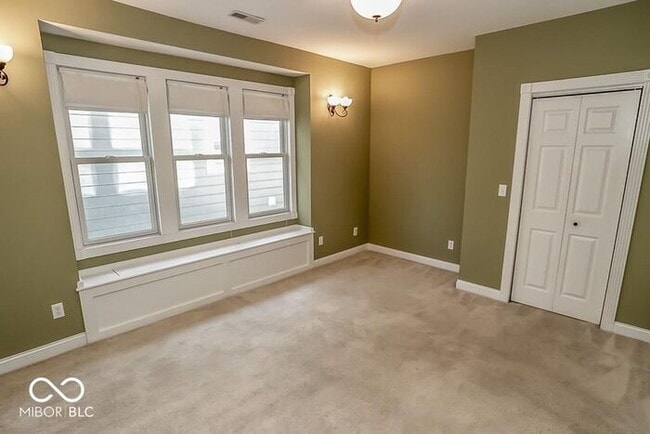 Building Photo - Sweet Spacious Townhome With Finished Base...
