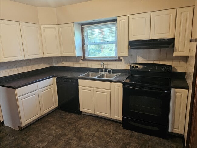Building Photo - 1636 Quendo Ave