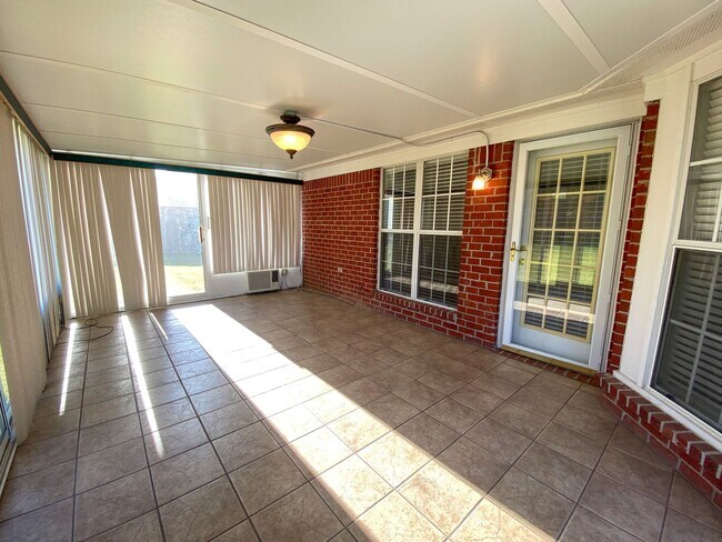 Building Photo - 3 bed, 2 bath house with fresh paint, appliances in Southaven