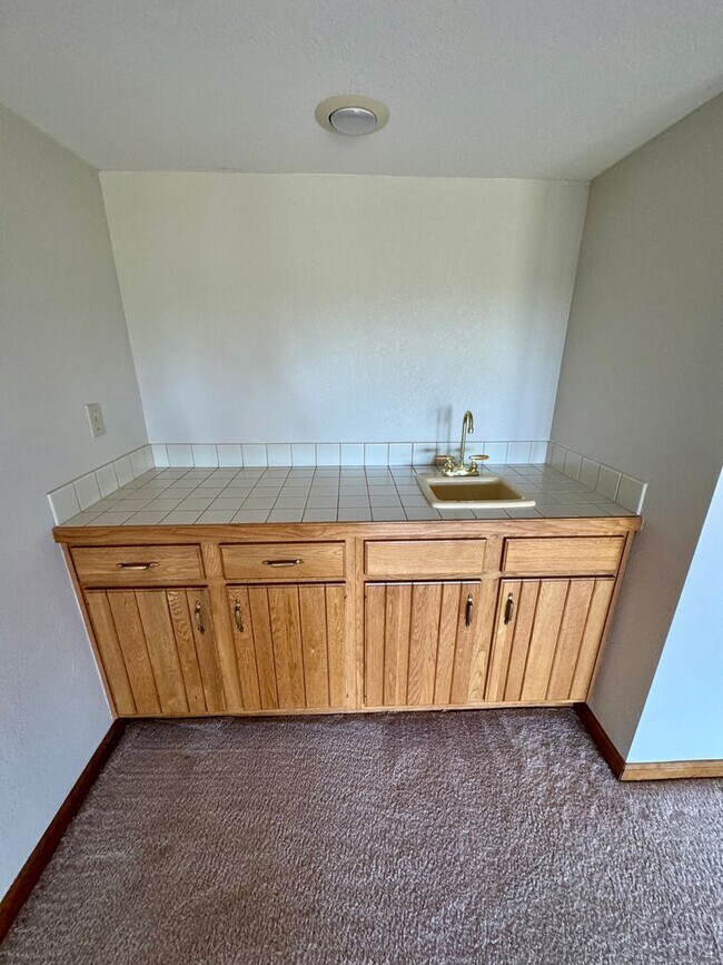 Building Photo - Well Maintained 3 bedroom end unit Townhom...
