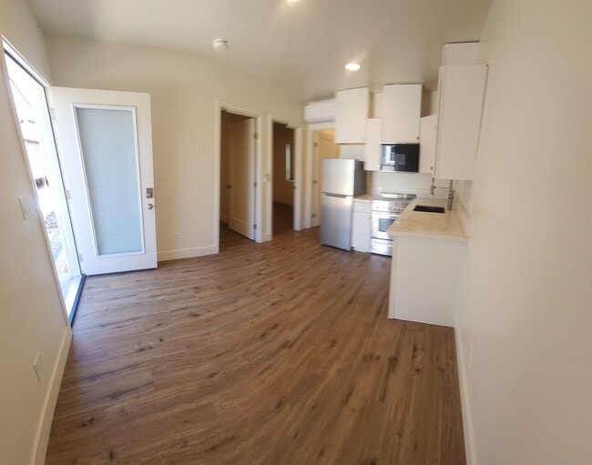 Building Photo - 7 Bedroom 3 bath home close to POLY!!!!