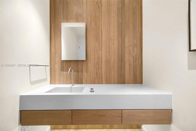 Building Photo - 2901 Collins Ave