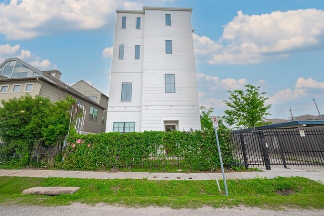 Building Photo - 4318 Center St