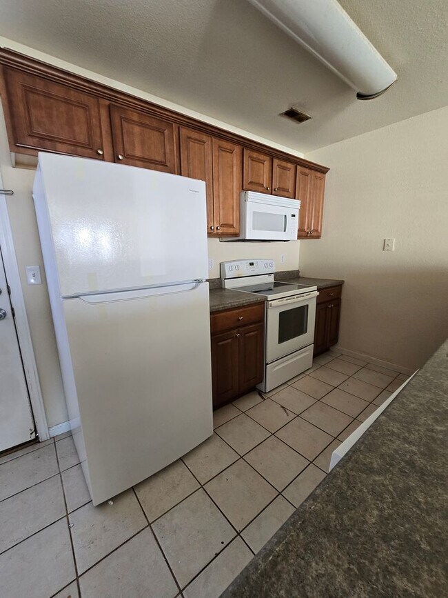 Building Photo - 5505-5507 Volunteer Dr.