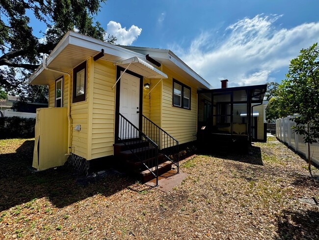 Building Photo - 409 S Willow Ave