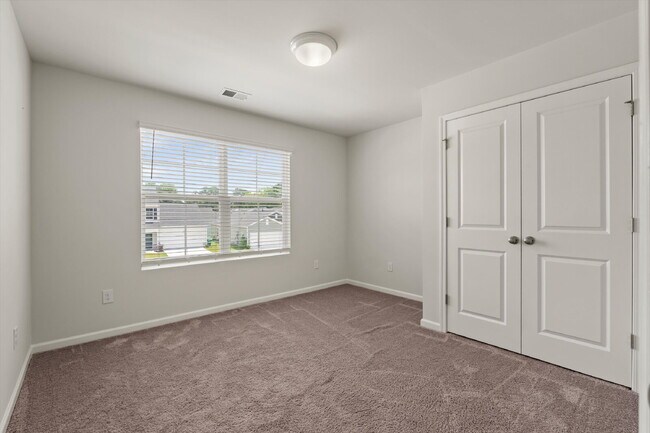 Building Photo - 4 Bedroom, 2.5 baths, with a 2 car garage located in Shell Point Farm.