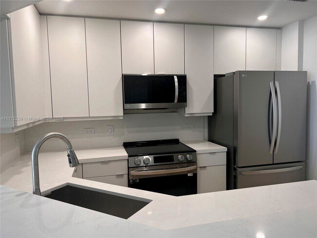 Building Photo - 870 Brickell Bay Dr